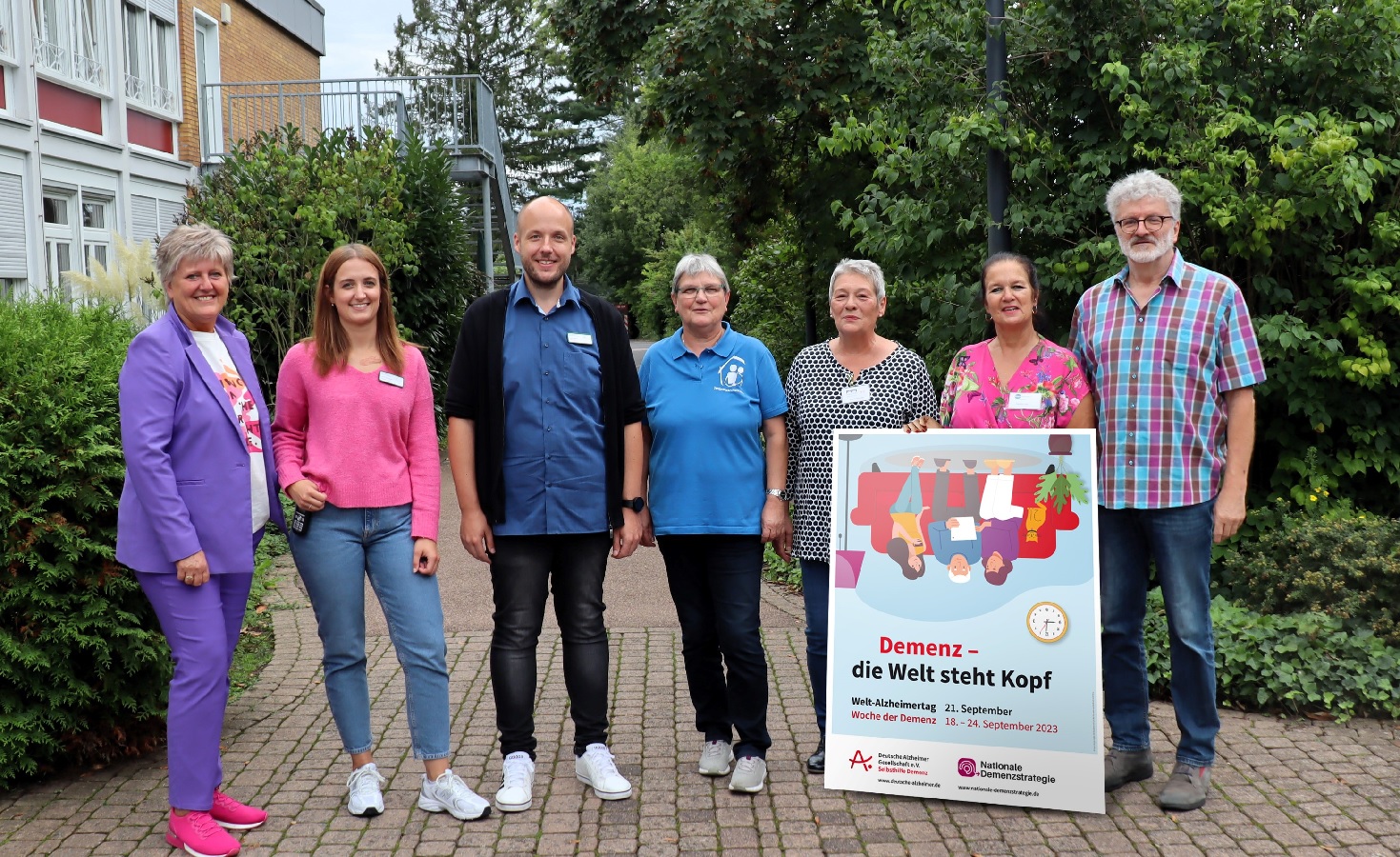 Die Mitwirkenden freuten sich mit Monika Bechtel (3. von rechts)  von der Alzheimer Gesellschaft Rheinland-Pfalz e.V. ber einen gelungenen Beitrag zum Welt-Alzheimertag im Buchfinkenland. (Foto: Uli Schmidt)