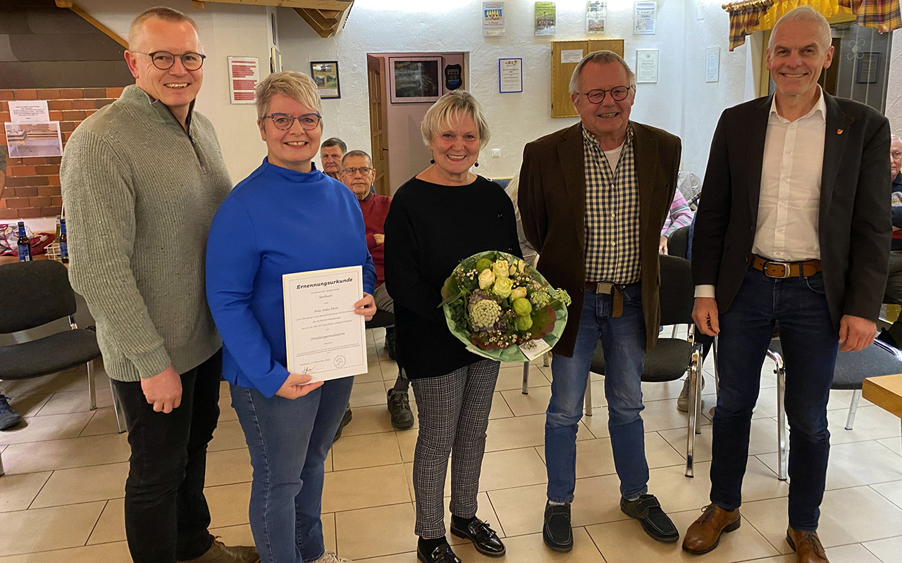 Von links: Erster Beigeordneter Hardy Heynen, Ortsbrgermeisterin Anke Klein, Doris Klein, ehemaliger Ortsbrgermeister Winfried Klein und Brgermeister Fred Jngerich. (Fotos: Heinz-Gnter Augst)