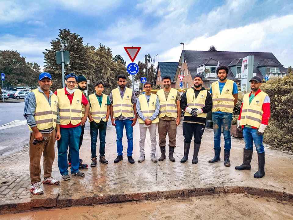 Die Ahmadiyya Jugend Betzdorf half an verschiedenen Orten in Deutschlands, die vom Hochwasser betroffen waren. (Foto: Ahmadiyya-Gemeinde Betzdorf) 