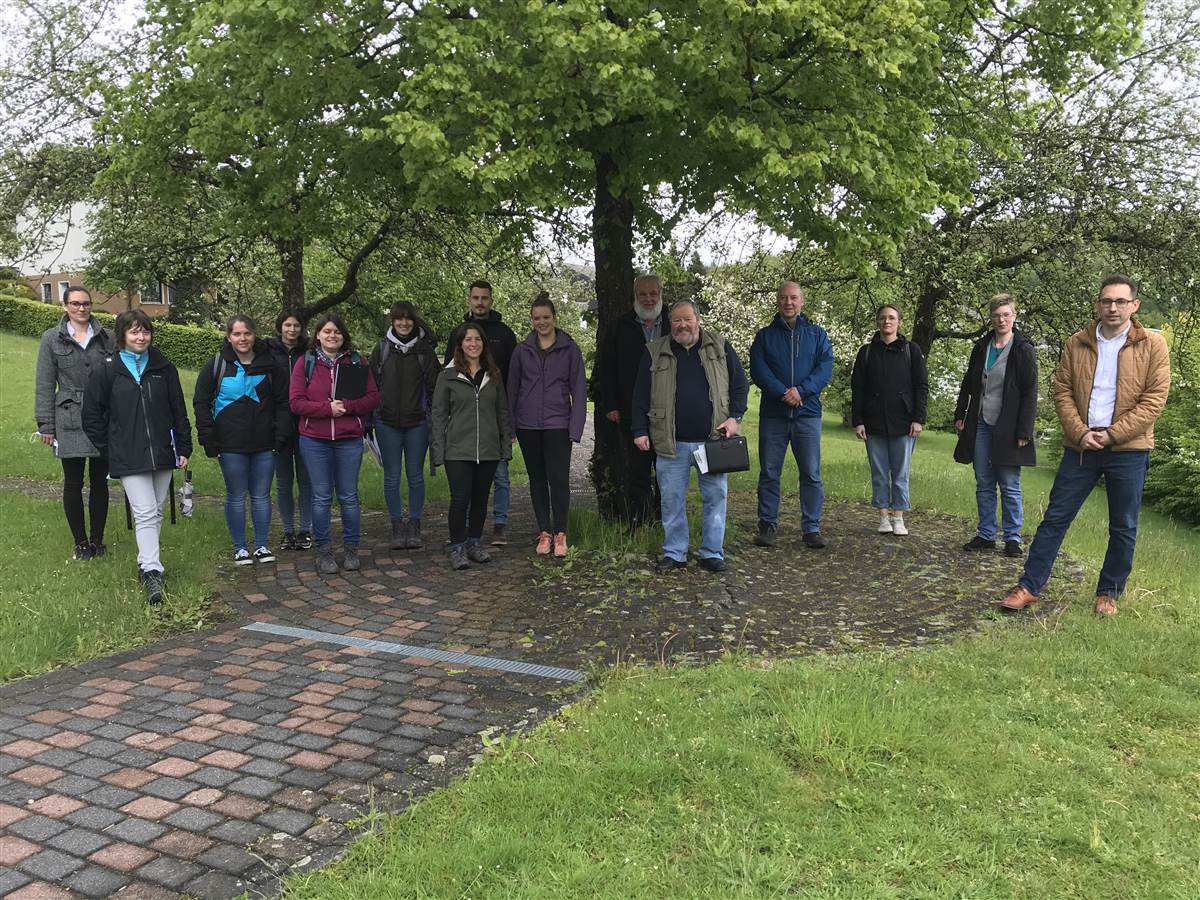 Den Studierenden wurde das Wildenburger Land gezeigt von Professor Willy Spannowsky, Ortsbrgermeister Norbert Klaes, dem ersten Beigeordneten Horst Reimann, von Bauamtsleiter Tim Kraft sowie Elisa Heilig und Sonja Krombach vom Bauamt der VG Kirchen (alle mit negativem Coronatest/Foto: Verwaltung)