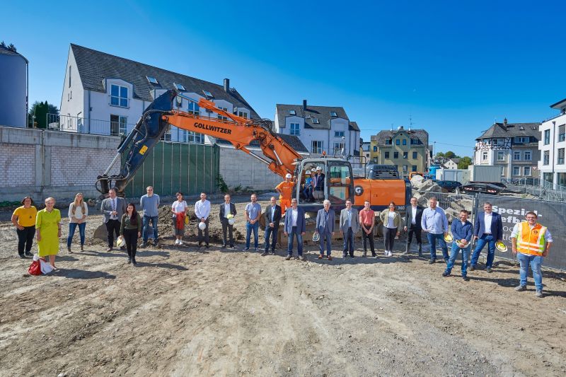 Anbaggern fr das Verbandsgemeindehaus: Vertreter aus Politik und Verwaltung, die Planer und die Baufirma feierten in kleiner Runde den Beginn der eigentlichen Bauarbeiten: Ab jetzt wird die Baugrube ausgehoben. Fotos: VG Montabaur / Gros Fotografie