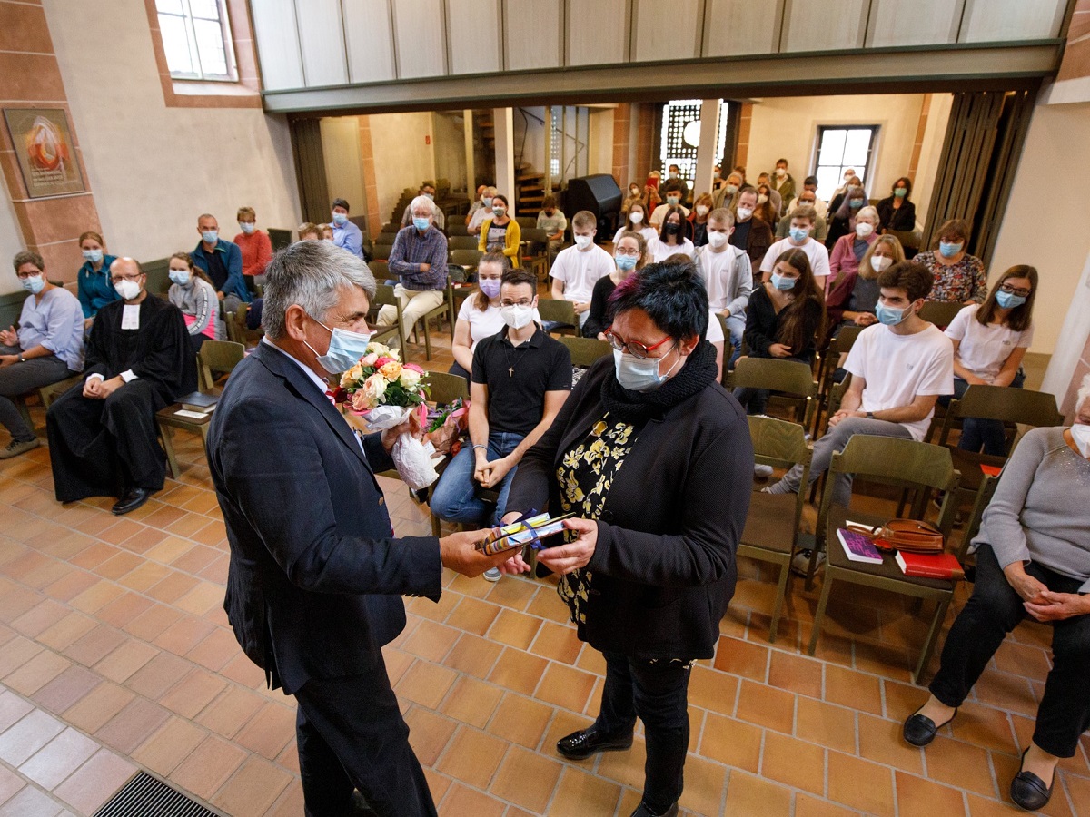 Auch der ehemalige Pfarrer in Neuhusel, Harry Ittrich, nutzte die Gelegenheit, um sich von Angelika Schepp zu verabschieden. (Fotoquelle: Evangelisches Dekanat Westerwald)