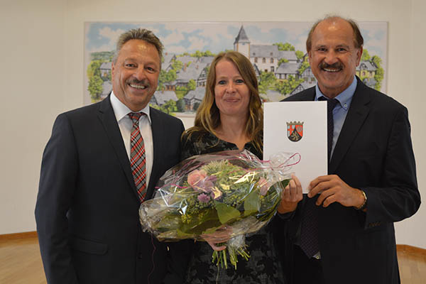 Von links: Brgermeister Hans-Werner Breithausen, Maria Baumgarten, Schulrat Karl-Peter Stmper. Foto: Grundschule Anhausen