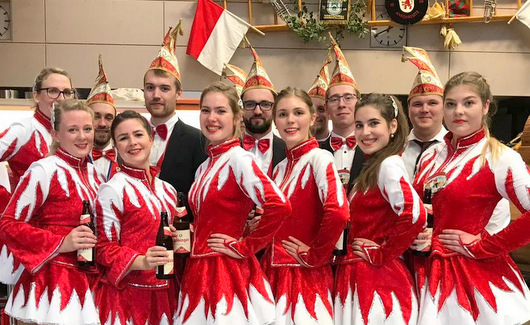 Die Abordnung des KVG Lugge Loo mit Elferrat und Lugge Loo-Ballett auf Tour. (Foto: Verein)