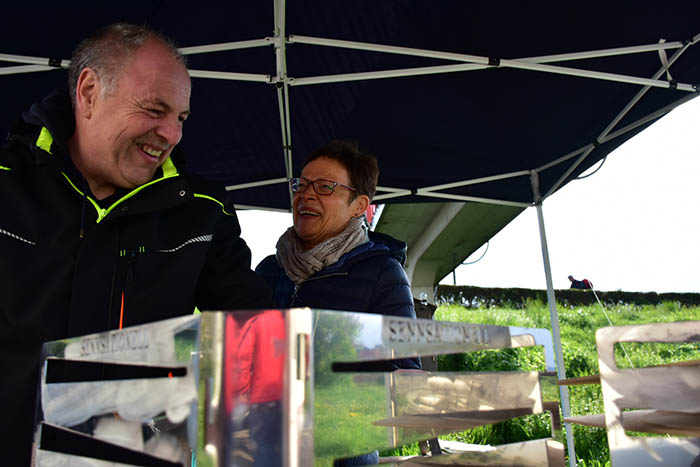 Das Ehepaar Bernhard und Margret Senn bei den Vorbereitungen im Flammkuchenstand. Foto: Verein