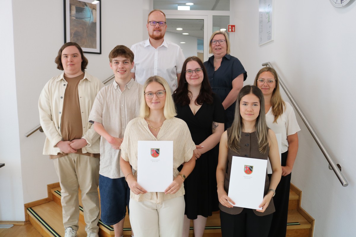 Lea-Sophie Hof und Zeynep Nisa Karakoyunlu (erste Reihe von links) haben bei der VG Kirchen ihren Vorbereitungsdienst begonnen. Paul Ohlig, Mario Bender, Cindy Homberg und Katharina-Sophie Heidemann (zweite Reihe von links) haben ihre Ausbildung erfolgreich gemeistert und setzen ihre berufliche Zukunft im Kirchener Rathaus fort. B�rgermeister Andreas Hundhausen und Ausbildungsleiterin Petra Urigshardt freuen sich auf die weitere Zusammenarbeit. (Foto: VG Kirchen, K. Hinkel)