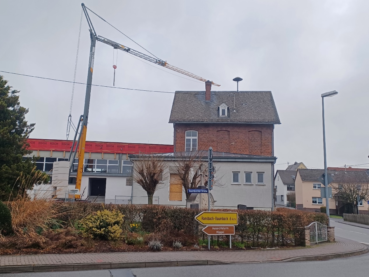 Treffpunkte fr Brger sind ein Schwerpunkt bei den Investitionen im Haushaltsplan der Stadt Montabaur, darunter die laufende Sanierung der Dorfgemeinschaftshalle in Elgendorf. (Bild: Stadt Montabaur / Christina Wei)