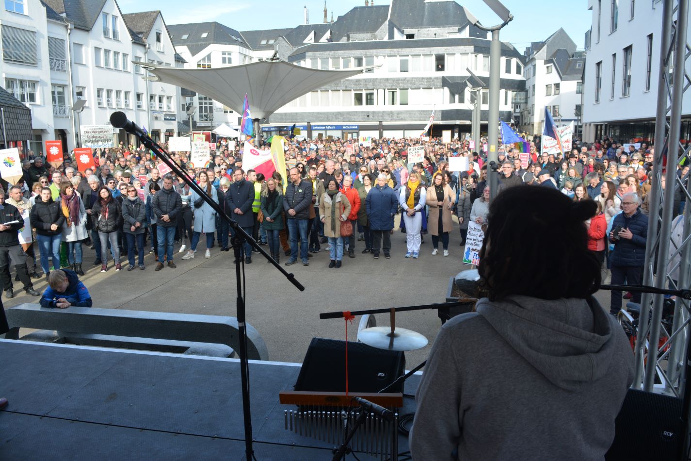 Rund 2.000 Menschen versammelten sich. (Alle Fotos: Wolfgang Rabsch / Zwei Gruppenfotos Bhne: Detlev Jacobs)