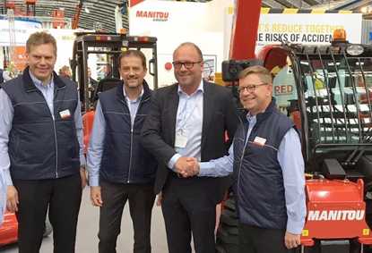 Auf der APEX den Deal besiegelt, von links: Martin Brokamp und Alain Becque von Manitou mit Beyer-Mietservice-Geschftsfhrer Dieter Beyer und Laurent Bonnaure, Executive Vice President Manitou. Foto: Beyer KG 