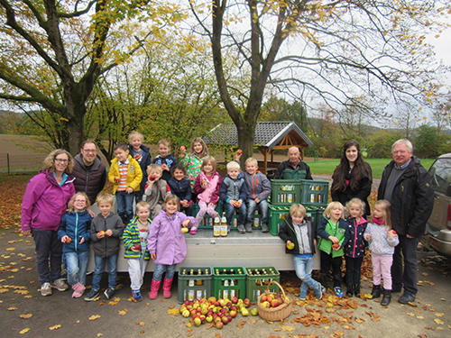 Ortsgemeinde Pracht bergibt Apfelsaft an Kindergartenkinder