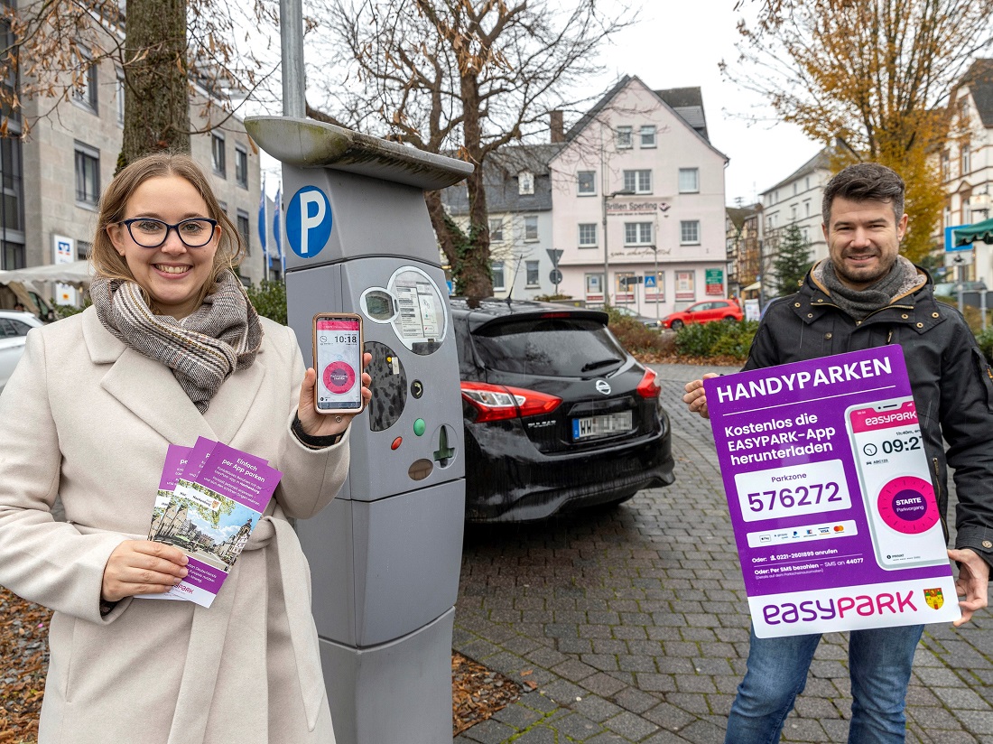 Hachenburg ist der Vision einer Smart City ein Stckchen nher gekommen: City-Managerin Timea Zimmer und Stadtbrgermeister Stefan Leukel (Fotoquelle: Stadtverwaltung Hachenburg)