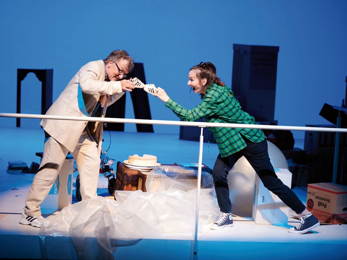 Flutlicht: Martin Hofer (Sportfreund) und Anja S. Glser (seine Enkelin Lena) in Und es war Flutlicht, der Heimatkomdie mit Inzidenzen von Magnus Reitschuster. (Foto: Heiner Morgenthal) 