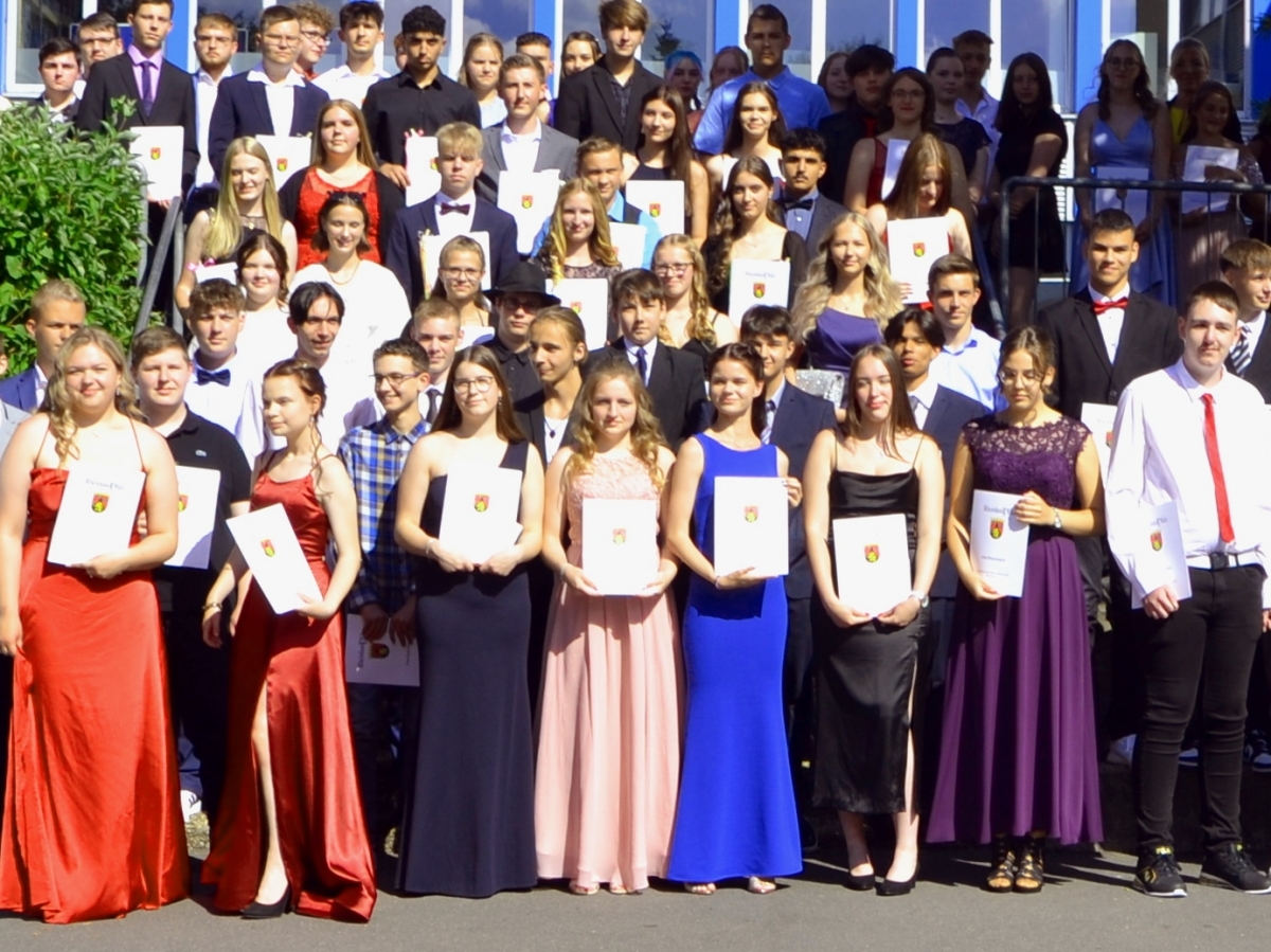 101 Schlerinnen und Schler der Realschule plus Hoher Westerwald erreichten nun ihren seit langem angestrebten Schulabschluss. (Fotos: Andreas Garth/Realschule plus Hoher Westerwald)