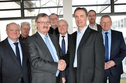 Heiner Klzer (vorne, rechts) wurde erneut zum Geschftsfhrer der Jobcenter im Kreis Altenkirchen ernannt. Foto: kk