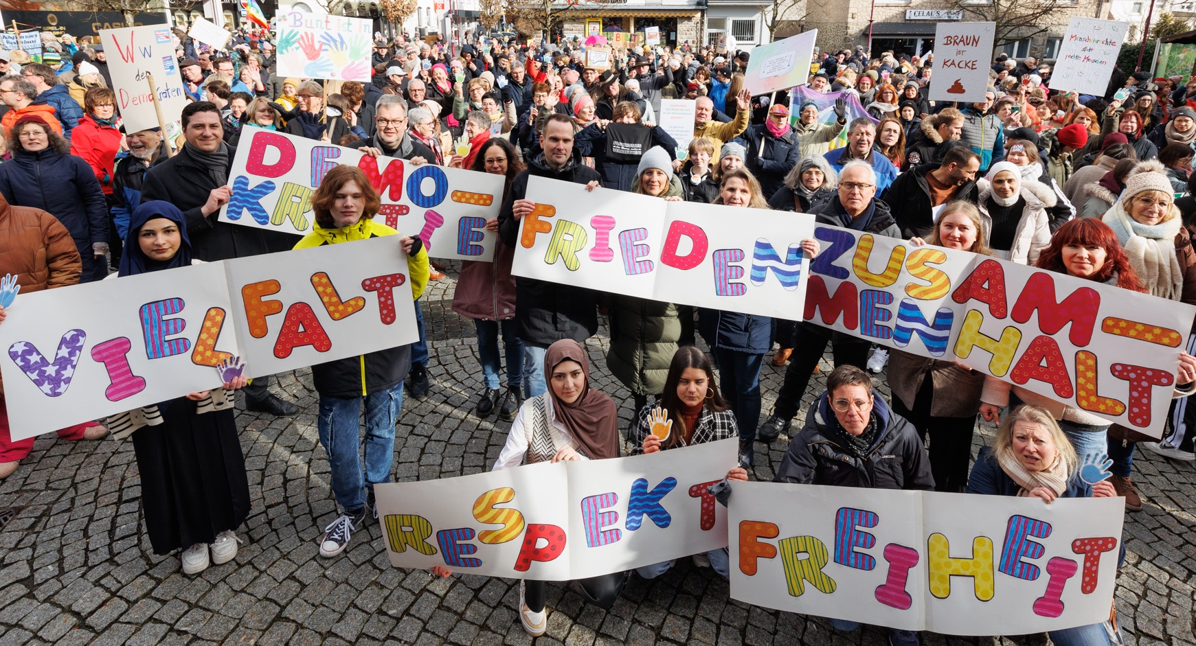 Die Plakate, welche die Redner in die Hhe halten, zeigen die sechs Begriffe, die im Mittelpunkt der Demo standen und wurden von Schlern der Freien Montessori Schule Westerwald gestaltet. (Alle Fotos: Peter Bongard)