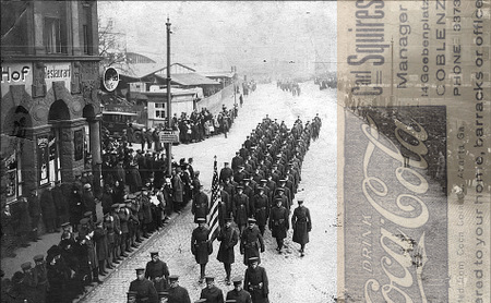 Eine Collage: Links der Marsch der 3. Armee der US-Streitkrfte vor dem Hotel Kaiserhof (Lhrstrae) in Koblenz (um  1921), rechts eine Coco Cola-Anzeige in Deutschland aus dem Jahr 1921, erschienen in Adams Review of the American Forces in Germany (Copyright: Stadtarchiv Koblenz/Richard Schneck). 