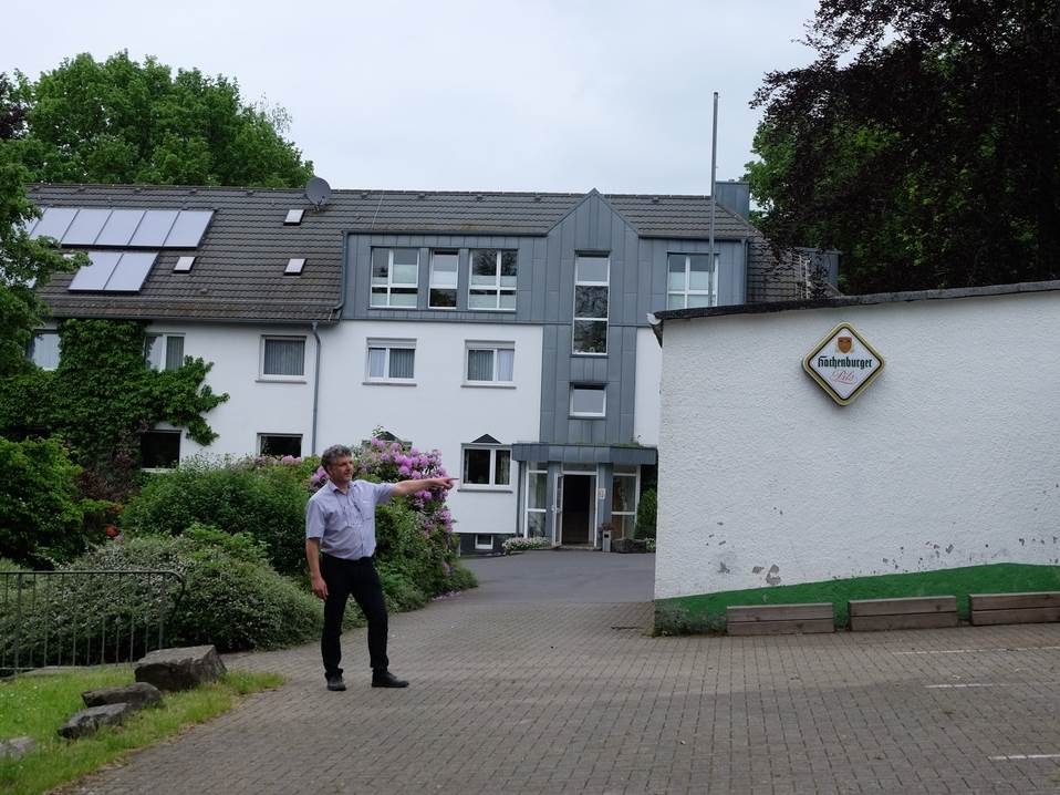 Vielleicht bald ein Leuchtturm-Projekt bei der Arche. Georg Rieth sprudelt vor Ideen fr sein Familienferien- und Tagungshaus. (Fotos: KathaBe)