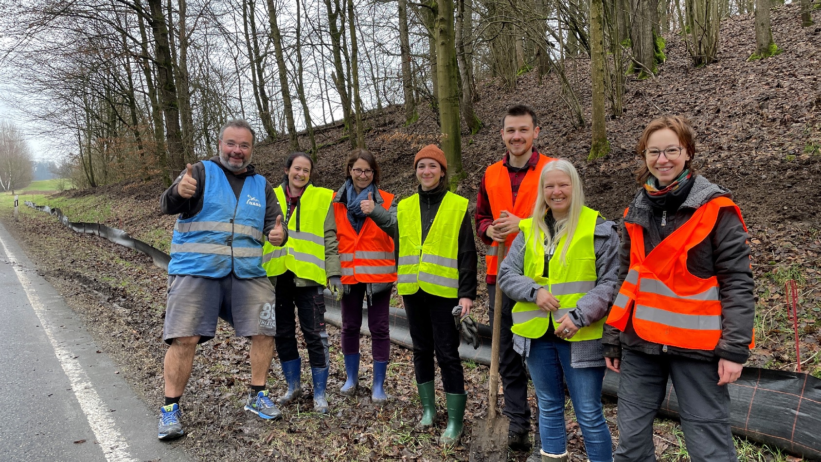 Diese Freiwilligen retten womglich hunderten Krten das Leben, was auch den Autofahrern zugutekommt. (Foto: NABU Montabaur)