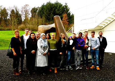 Eine Schlergruppe im Skulpturenpark des Museums. Foto: Schule