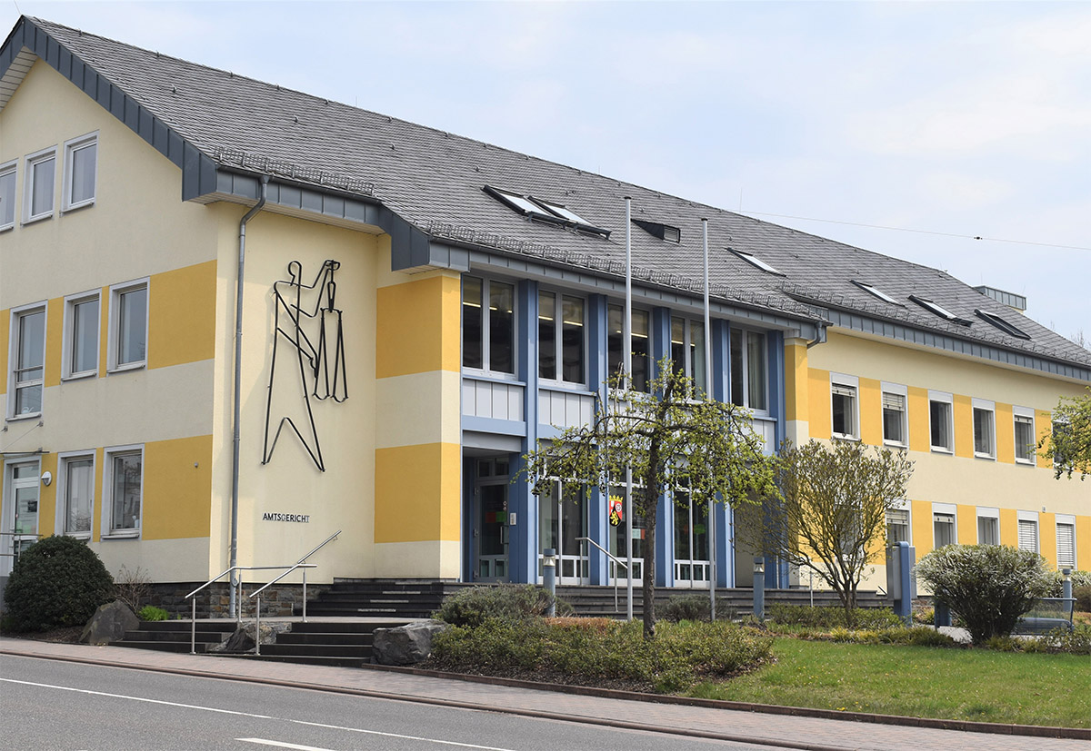 Heranwachsender demolierte Wohnungst�r seiner Ex-Freundin � Amtsgericht Altenkirchen verhandelte