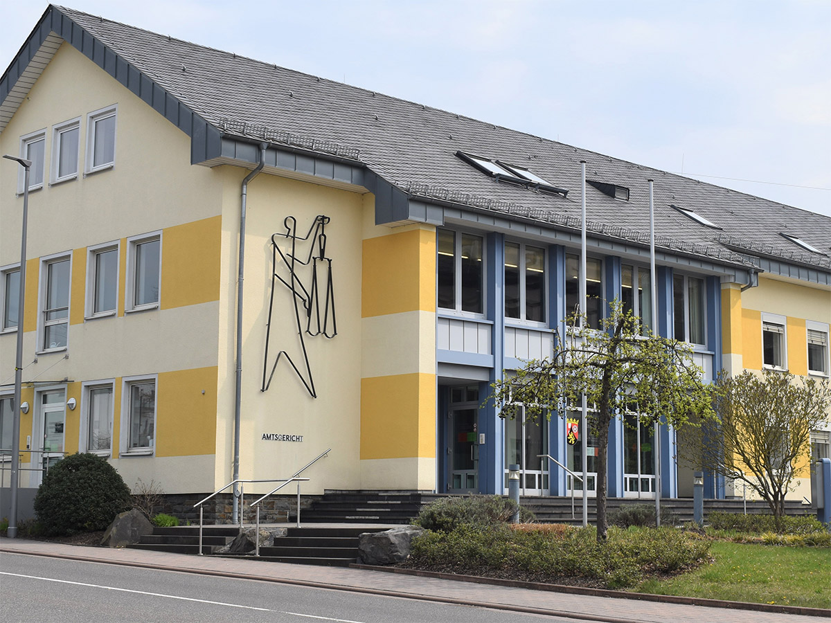 Toter bei Brand in "Schrott-Immobilie"  Angeklagter beim Amtsgericht Altenkirchens freigesprochen