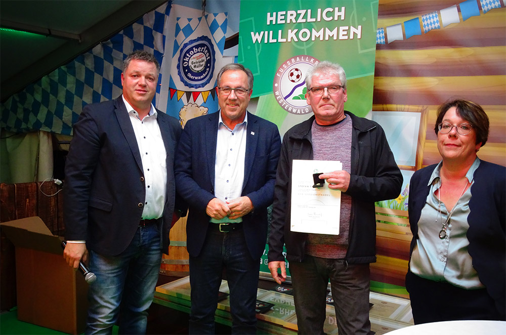 DFB-Verdienstnadel für Stefan Theis (TSV Liebenscheid)