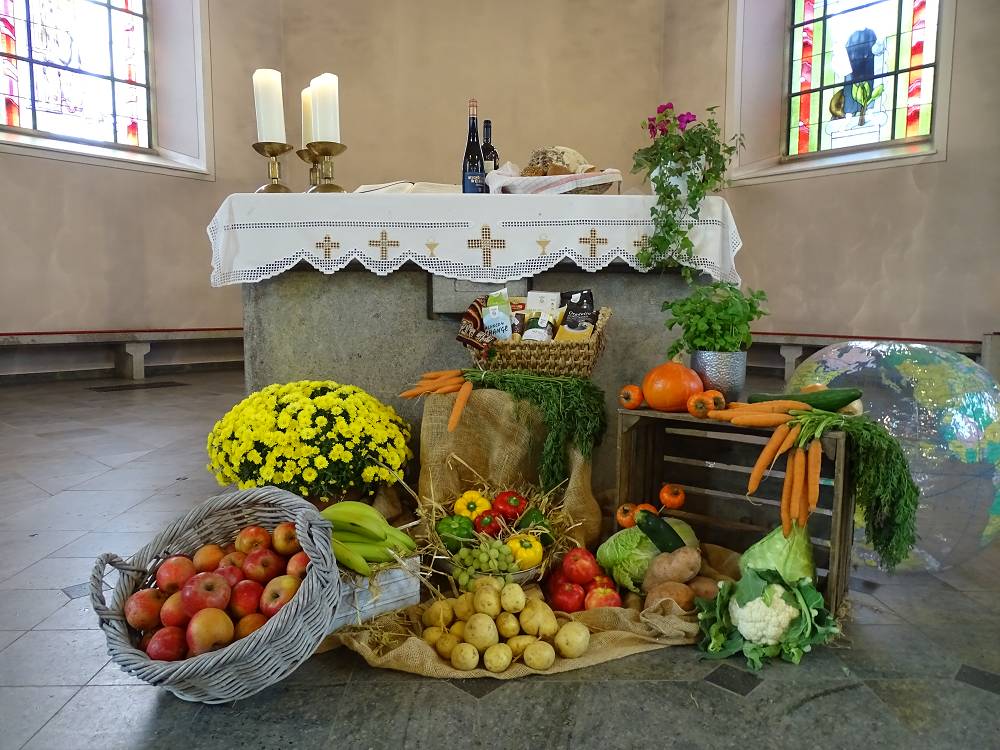 Ein wahrer Blickfang war der wunderschn hergerichtete Erntedank-Altar mit Gaben der Natur.  Foto: Willi Simon