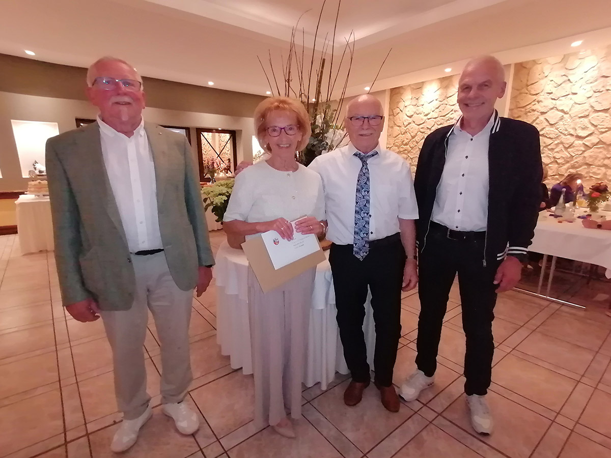 Das Jubelpaar mit den Gratulanten: links Ortsb�rgermeister Lothar Bellersheim, rechts Verbandsgemeindeb�rgermeister Fred J�ngerich. Fotos: Privat