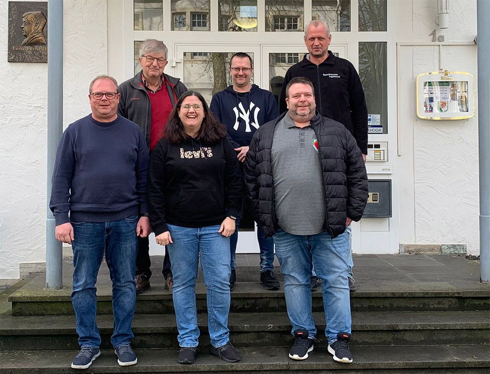 Gut lachen haben (vorn v.l.: Sven Hering, Jennifer Horn, Tim Hoppe; hinten v.l.: Wolfgang Hrter, Frank Schomberg, Bjrn Birk). Sie haben erfolgreich am Staffelleiterzertifikat "Fachkompetenz" teilgenommen. Foto: Fuballkreis/FVR