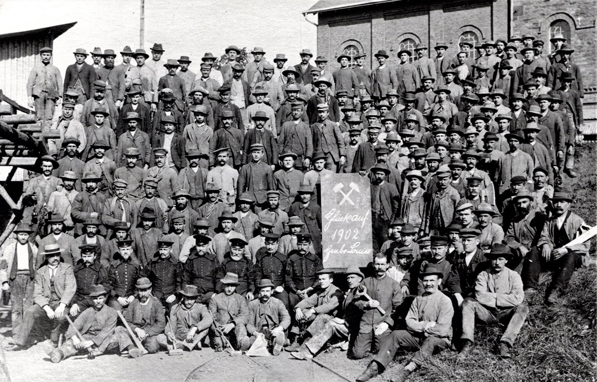 Die Belegschaft der Grube Louise (bei Brdenbach) im Jahre 1902. Die Grube beschftigte zeitweise bis zu 400 Arbeiter und frderte insgesamt rund 3,2 Millionen Tonnen Eisenerz, bevor sie am 1. Februar 1930 aus wirtschaftlichen Grnden stillgelegt wurde. Foto: Repro Bergbaufrderverein