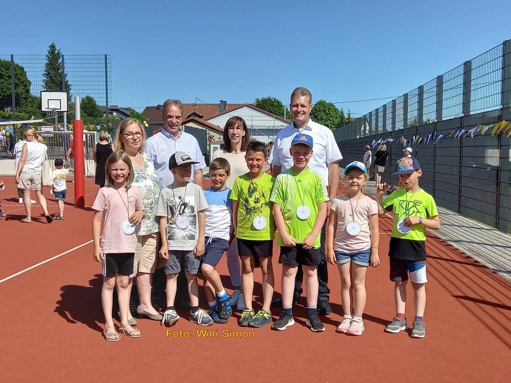 Die Freude ber die Einweihung der neuen Multifunktions-Sportanlage stand den Offiziellen und den Kindern ins Gesicht geschrieben (hinten von rechts: Verbandsbrgermeister Gerrit Mller, Schulleiterin Anja Pfeil-Stickel, Ortsbrgermeisterin Birgit Schmidt, Broleiter der Verbandsgemeinde Konrad Groth). Fotos: Willi Simon