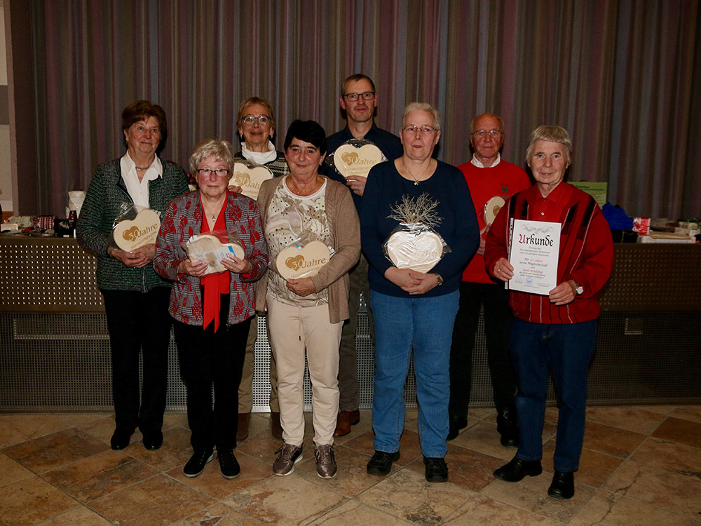 Einen "Ehrenteller" in Herzform erhielten langjhrige Frderer und Begleiter der Herzsportgruppe. (V.l.: Luise Schenk, Anneli Kalina, Gudrun Gerhard, Anne Steinbach, Norbert Stickel, Carmen Klein, Claus Sonntag). Gerd Schilling (rechts) wurde fr 25-jhrige Mitgliedschaft gedankt. Foto: Kurt Gbel
