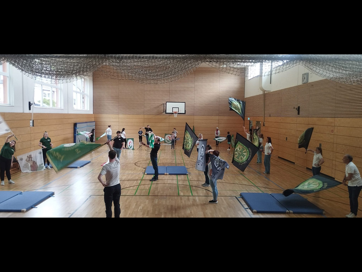 Fahnenschwenker-Workshop in Mudersbach begeistert 34 Teilnehmer aus der Region