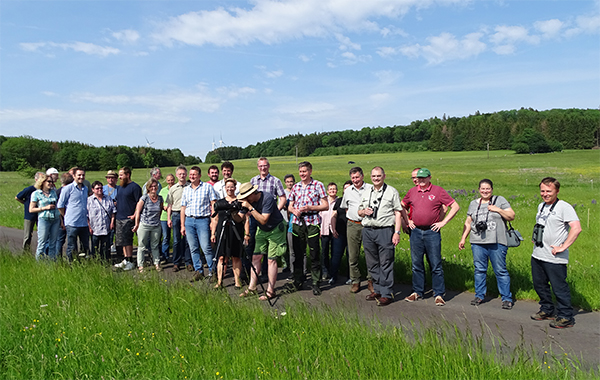 Bei bestem Wetter konnten zahlreiche Vertreter vor allem der Landwirtschaft und des Naturschutzes einige der im ersten Jahr umgesetzten Manahmen des Wiesenbrterprojektes begutachten. Quelle: SGD Nord