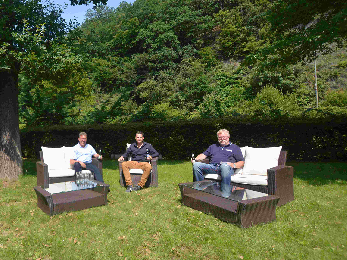 Der Biergarten an der Stadthalle Betzdorf wird im August (2021) wieder geffnet, diesmal immer von donnerstags bis samstags (von links): Klaus Strder, Benjamin Geldsetzer und Christoph Dber. Foto: (tt)