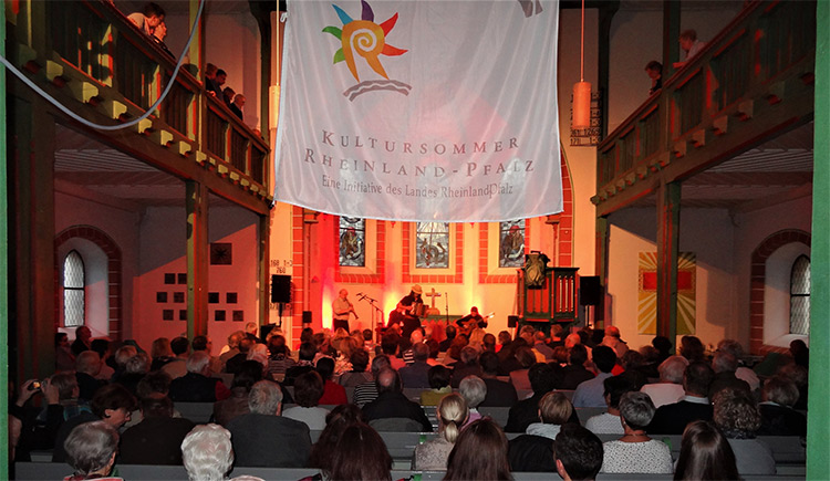 Die Kleinkunstbhne Mons Tabor ldt schon seit vielen Jahren in die Ev. Kirche in Hhr-Grenzhausen zu Konzerten der Reihe Musik in alten Dorfkirchen ein  jetzt wollen sich die Kulturschaffenden mit der Geschichte des alten Gotteshauses beschftigen. Foto: Verein