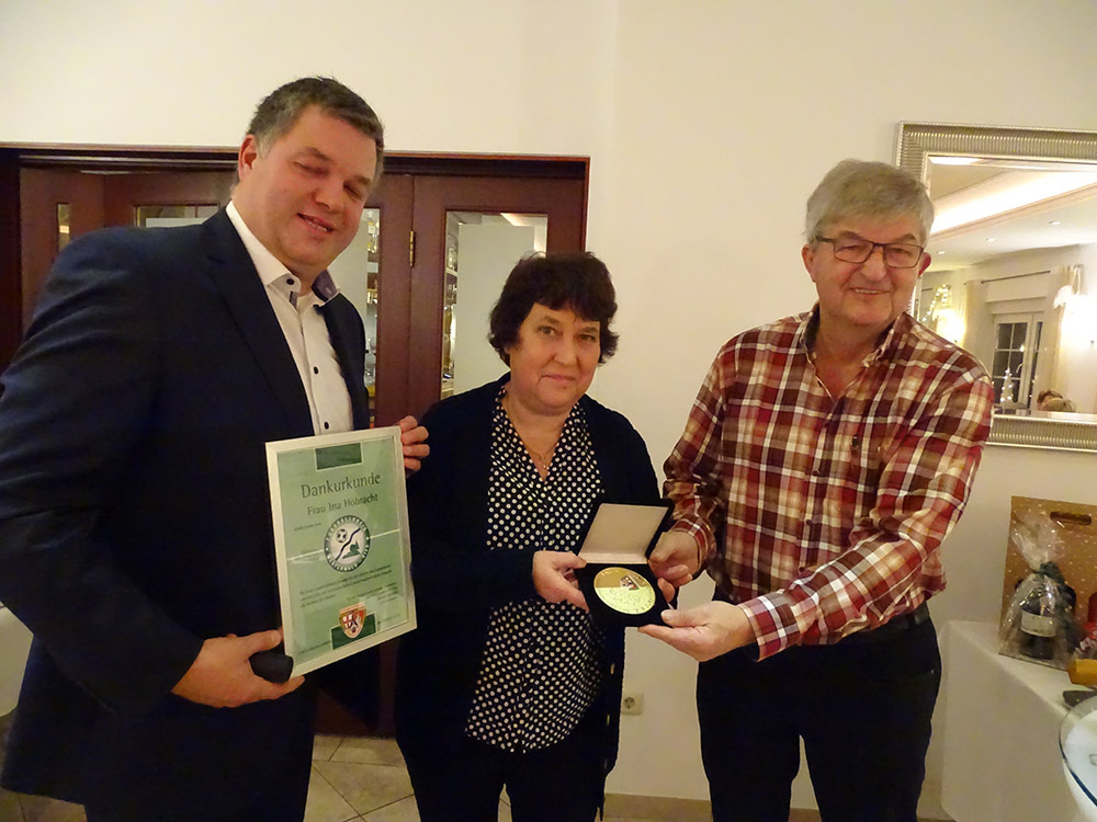 Ina Hobracht mit Ehrenplakette des Fußballkreises Westerwald/Sieg ausgezeichnet