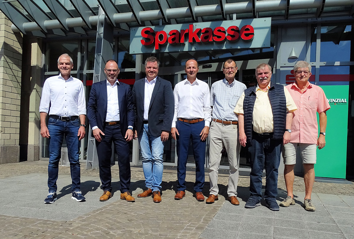 Die Teilnehmer der Pressekonferenz in Altenkirchen (v.l. siehe Textteil) Fred Jngerich, Andreas Grg, Marco Schtz, Maik Rumpel, Norbert Weise, Horst Klein, Wolfgang Hrter. Fotos: Willi Simon