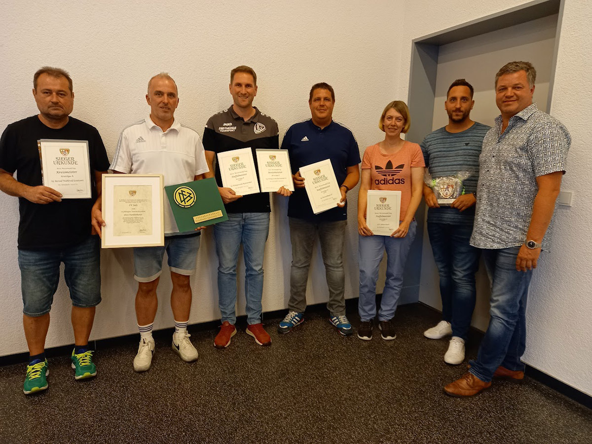 Der Kreisvorsitzende Marco Schtz (rechts) hndigte Urkunden und Ehrengaben aus. (v.l.) SG Berod/Wahlrod, Meister KL A und Aufsteiger Bezirksliga; SG Herschbach/Girkenroth/Salz und SG Honigsessen/Katzwinkel I (auch Kreismeister KL B) Aufsteiger in KL A, Kreismeister KL C die SG Honigsessen/Katzwinkel II; TuS Westerburg III (auch Kreismeister) KL D, Staffelsieger SSV Almersbach/Fluterschen verzichtete auf Aufstieg; SV Malberg 75-jhriges Bestehen. Foto: Willi Simon