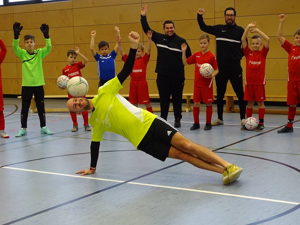 Neben dem Training mit der Vermittlung von Ballfertigkeiten zeigte Julian Hollands auch professionelle Ballartistik. Fotos: Willi Simon