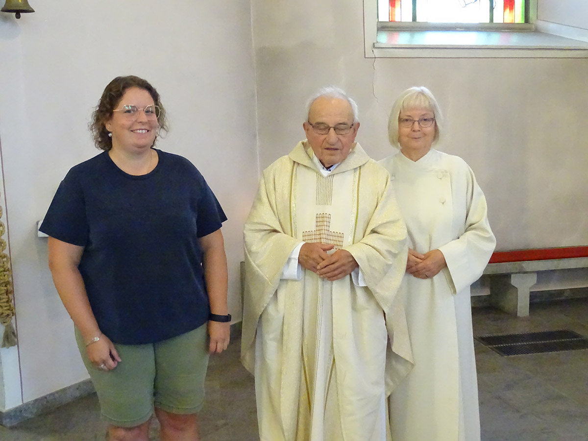 Gemeindereferentin i.R., Eva-Maria Henn (rechts) und die Vorsitzende des Ortsausschusses von Sankt Petrus in Ketten, Ann-Kathrin Theis gratulierten Pfarrer Albert Keller zu seinem krzlich begangenen 90. Geburtstag. Fotos: Willi Simon