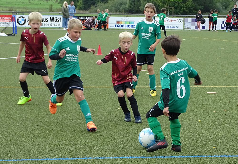 Das neue Spielsystem der F-3-Junioren ist bereits verinnerlicht. Die 3er-Teams spielten munter drauflos. Foto: Willi Simon