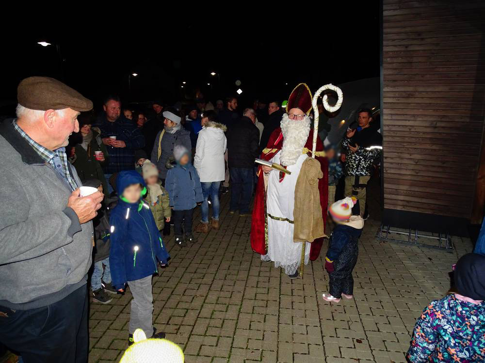 Der Nikolaus kommt. Freudig erwartet von Kindern, Eltern und Groeltern. Fotos: Willi Simon