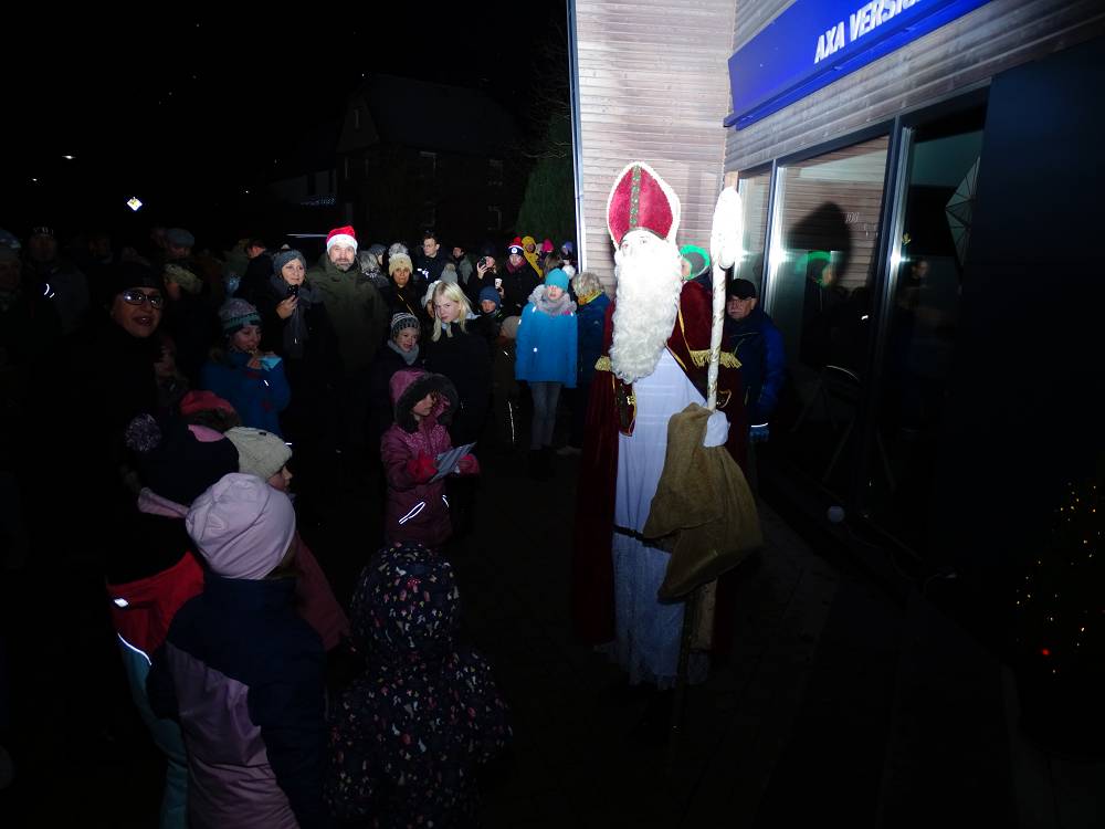Groe und kleine Kinder drngten zum Nikolaus. Fotos: Willi Simon