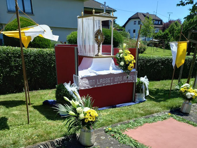 Fronleichnamaltar am Herzplatz in Schellenberg. Fotos: Willi Simon