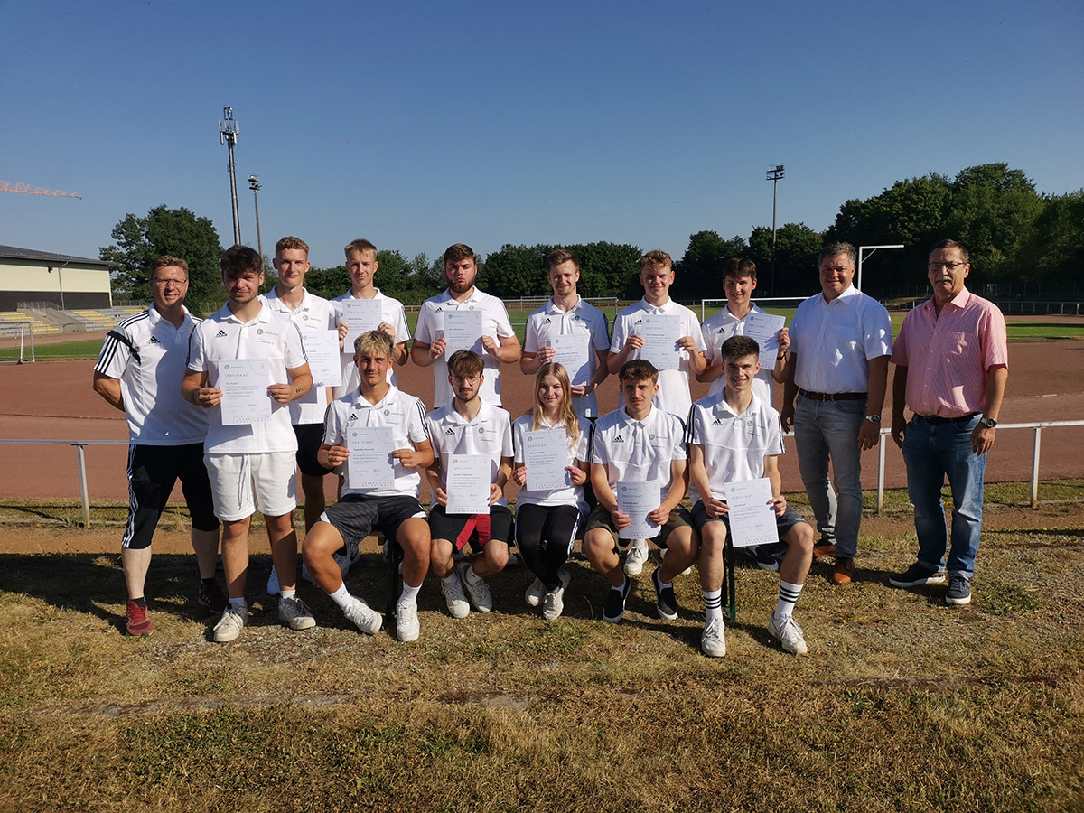 Zwlf der Junior-Coaches mit ihrem Sportlehrer, Alexander Stahl (links), Schulleiter, Heiko Schnare (rechts) sowie dem Kreisvorsitzenden und Vizeprsidenten des Fuballverbandes Rheinland, Marco Schtz (2.v.r.) Foto: Fuballkreis WW-Sieg