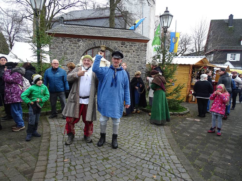 Traditionell erffnet Axel Gbel mit Dorfschelle und in Westerwlder Tracht den historischen Markt. Mit dabei "Marktvogt" Gaston aus dem Elsass. Fotos: Willi Simon