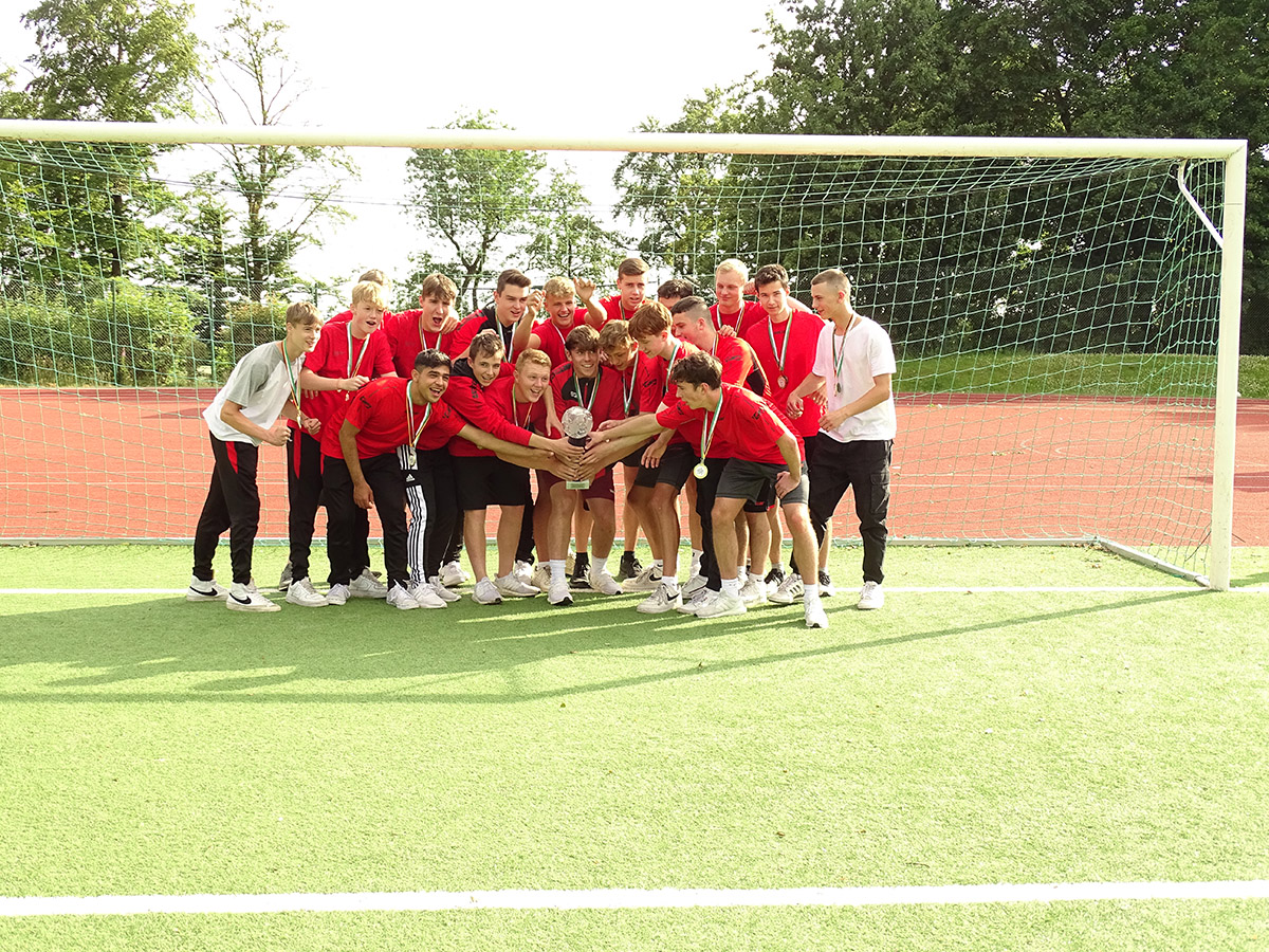 Jubel mit Pokal. Die B 1 des JVF Oberwesterwald steigt von der Bezirksliga Staffel 1 in die Rheinladliga auf. Fotos: Willi Simon