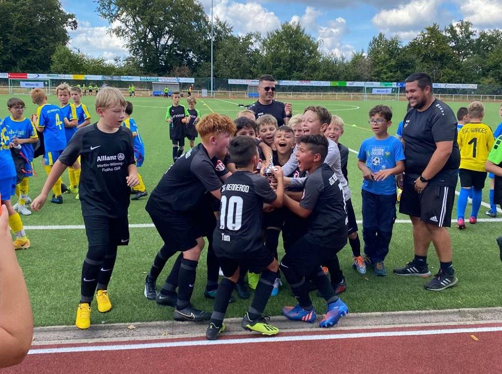 Siegerehrung bei den E-Junioren. So sehen Sieger aus. Die E1 der JSG Rennerod holte sich den ersten Platz. Die Siegerehrung fhrten Turnierleiter Ricardo Fialho (hinten rechts) 
und Alexander Galle, Co-Trainer der JSG Rennerod (links) durch.