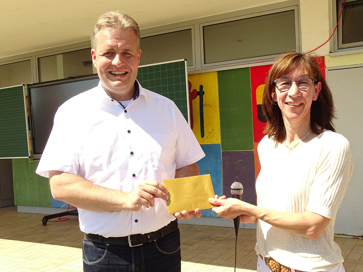 Der Brgermeister der Verbandsgemeinde Rennerod, Gerrit Mller beglckwnscht Anja Pfeil-Stickel zur Ernennung als Schulleiterin der Schellenberg-Schule. Fotos: Willi Simon